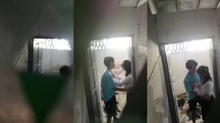 အိမ်သာထဲမှာ ဘဲနဲ့ အလိုးခံတဲ့ ကျေ-ာ-င်း-သူ-လေး