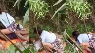 ခြုံပုက်ထဲဖျာခင်းကျုံးနေကြတဲ့အတွဲချောင်းရိုက်